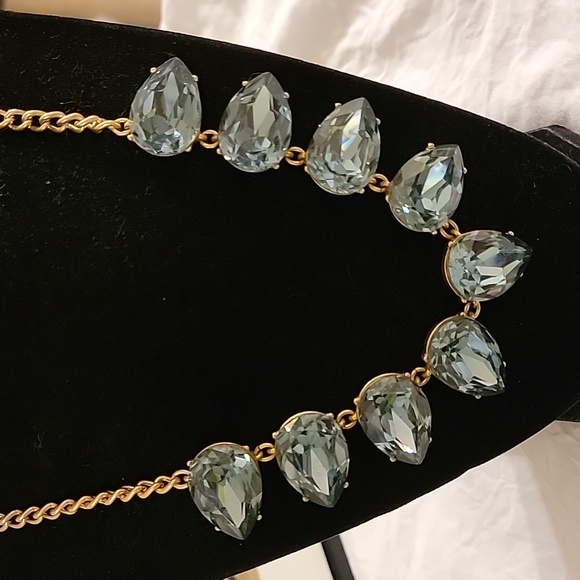 J Crew Pear or Tearshaped Blue Faux Gemstone Gold Tone Necklace Excellent Condit - Picture 3 of 16